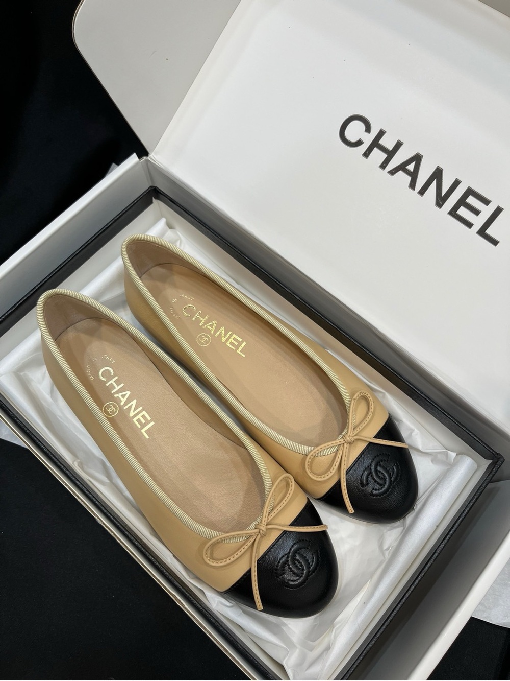 CHANEL 💗Beige and Black Cap Toe Ballet Flats with Bow - Picture 4 of 8